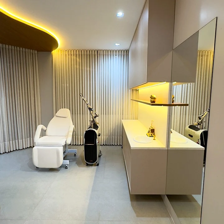 Sala clínica com cadeira e equipamentos
