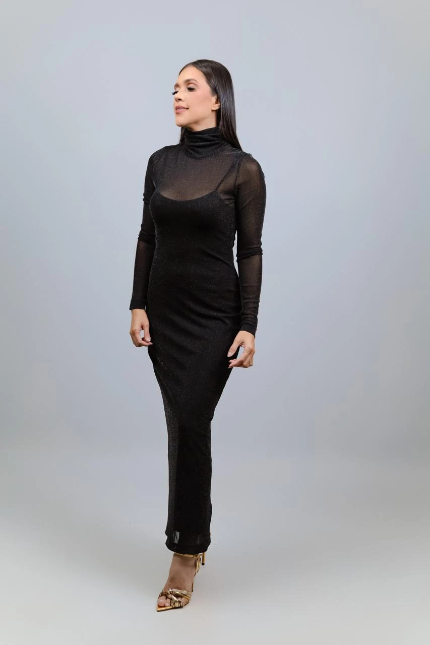 Dra. Suzane Lima em retrato de corpo inteiro com roupa preta
