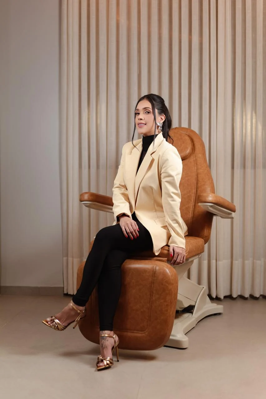 Dra. Suzane Lima sentada em um ambiente da clínica